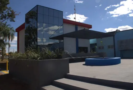 Em meio a várias emergências, diretora hospital assume a função na assistência para ajudar equipe.