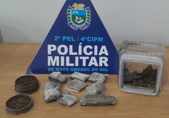 Jovem apontado de ter furtado veículo da família é preso também com droga no seu quarto