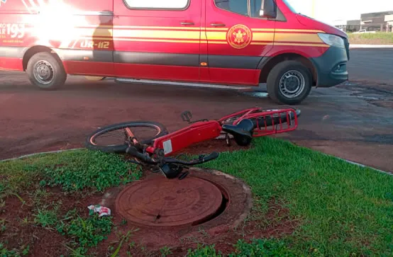 Ciclista sofre acidente em Chapadão do Sul e alega que havia um ônibus envolvido que não permaneceu no local