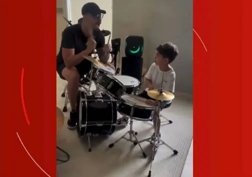 Filho de Marília Mendonça toca sucesso da mãe durante aula de bateria e emociona fãs da cantora; vídeo