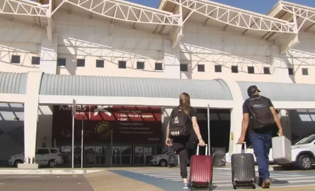 Passageira é indenizada em R$ 18 mil após perder casamento que seria madrinha por atraso de voo