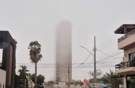 Dia amanhece com forte nevoeiro em Chapadão do Sul e pode chover à tarde