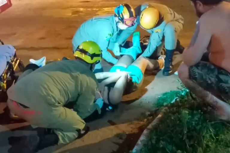 Bombeiros atendem duas quedas de motociclistas neste final de semana