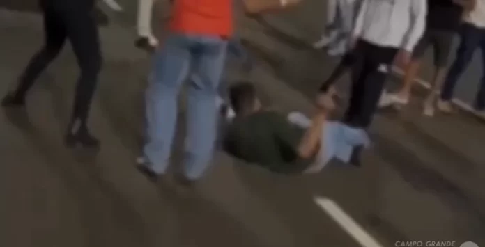 Briga generalizada em frente de bar deixa dois feridos em Costa Rica