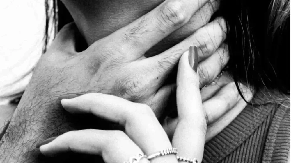 Policiais prendem homem que estava agredindo a esposa no meio da rua em Costa Rica