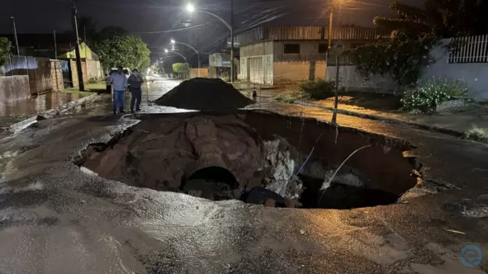 Chuva com mais de 80 milímetros em uma hora causa transtornos em Coxim