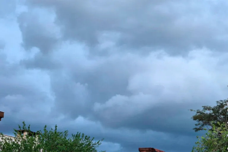 Linha de instabilidade avança sobre o MS e provoca pancadas de chuva neste sábado (12)