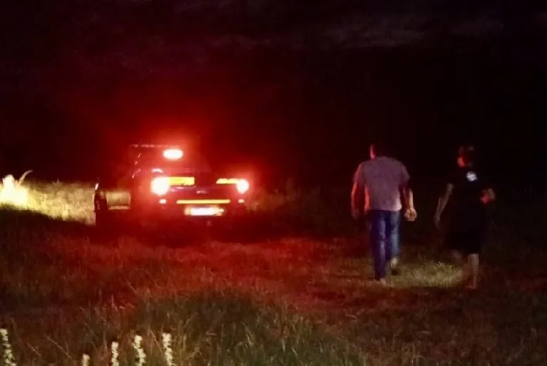 Bombeiros estão no local em que adolescente se afogou em represa no Distrito de Pouso Alto