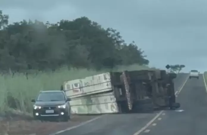 Carreta tomba na ‘curva da morte’ da BR-060 entre Paraíso das Águas e Camapuã
