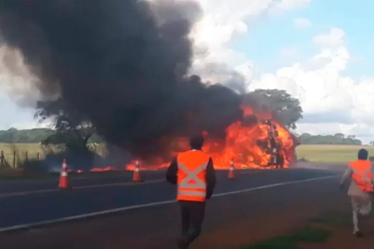 Caminhão carregado pega fogo na MS-306