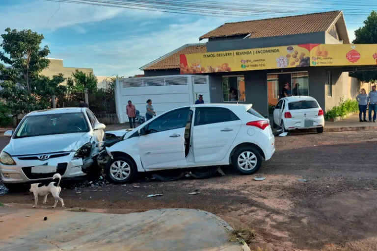 Acidente de trânsito em Chapadão do Sul envolve três veículos e deixa cinco vítimas