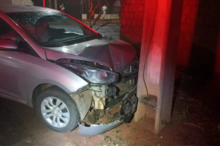 Homem colide carro da mulher em poste propositalmente após agredi-la com um soco