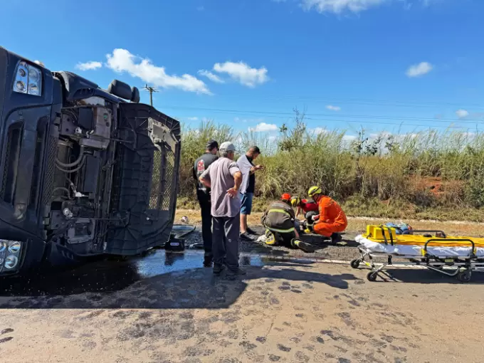Carreta carregada com grãos tomba na BR 359, entre Costa Rica e Alcinópolis