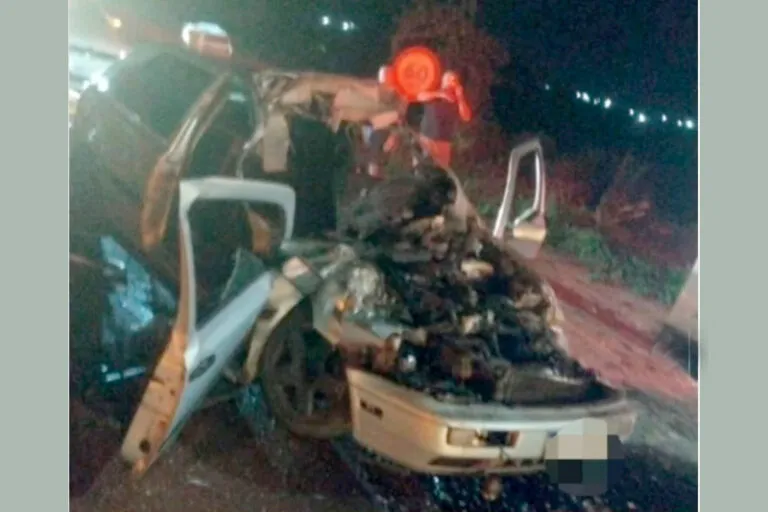 Colisão traseira entre carro e caminhão deixa três feridos na GO-206