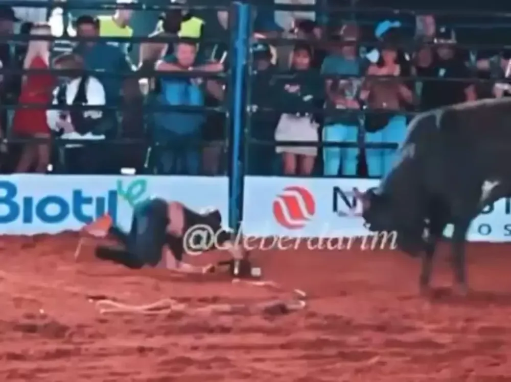 Videomaker é Atacado por Touro Durante Rodeio em Aparecida do Taboado; Jovem Precisou de Atendimento Hospitalar