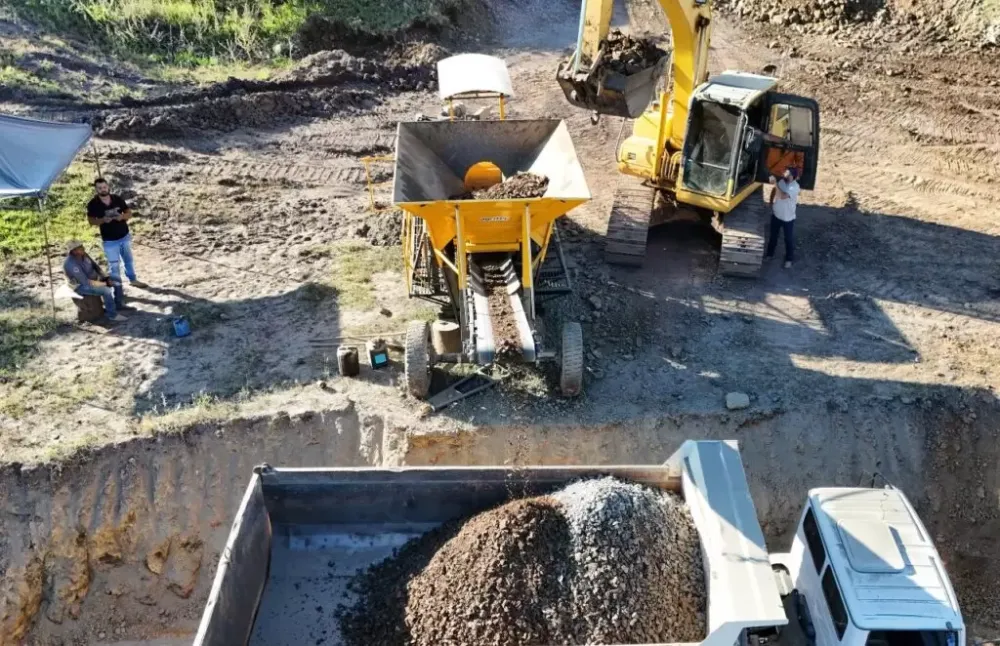 Prefeitura de Alcinópolis inicia operação de britador e reforça compromisso com melhorias nas estradas rurais.