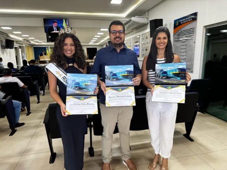 Farmacêutica Arielly Ruano, profissionais da SMS e Miss Supranational Larissa Costa recebem Moção dos vereadores