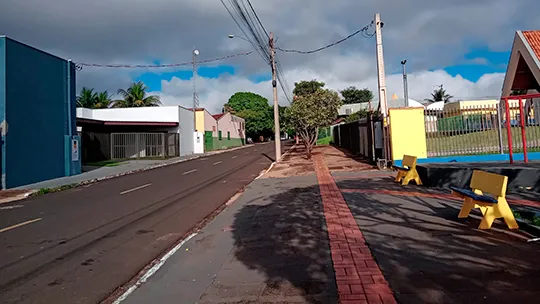 Profª Evair solicita melhorias na coleta de lixo e segurança de pedestres em Costa Rica