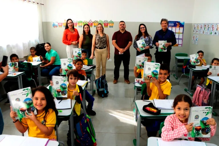 Prefeitura entrega apostilas nas escolas municipais e reforça compromisso com a educação