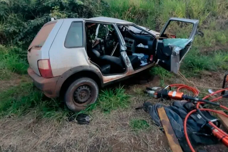 Motorista fica gravemente ferido após colisão entre carro e carreta na MS-223 em Costa Rica