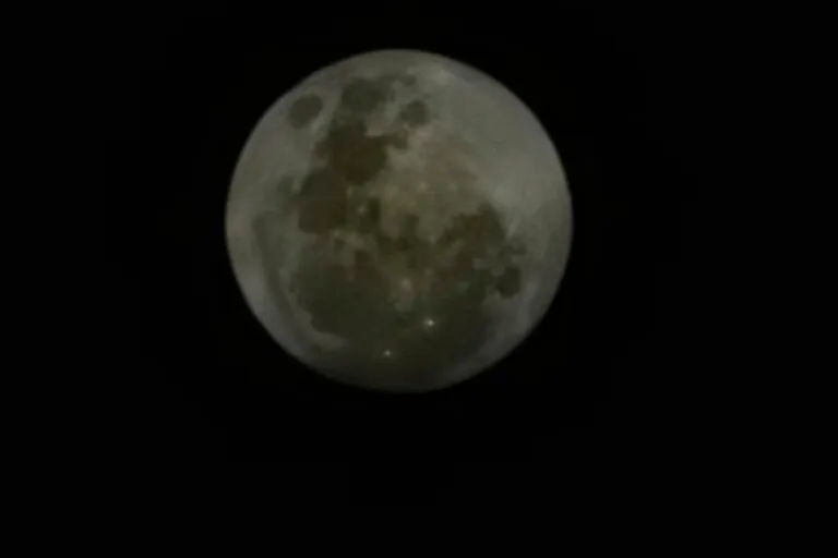 Internauta de Chapadão do Sul captura foto da lua com duas “manchas” claras e fica curioso