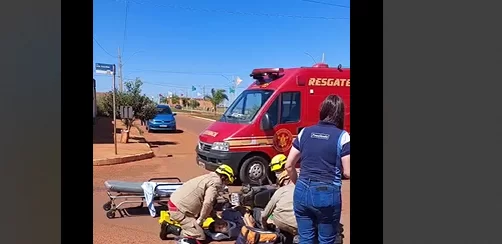 Acidente envolvendo ônibus escolar e moto deixou duas pessoas feridas