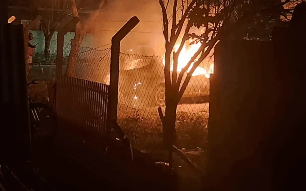 Bombeiros controlam incêndio em veículo na Rua 12