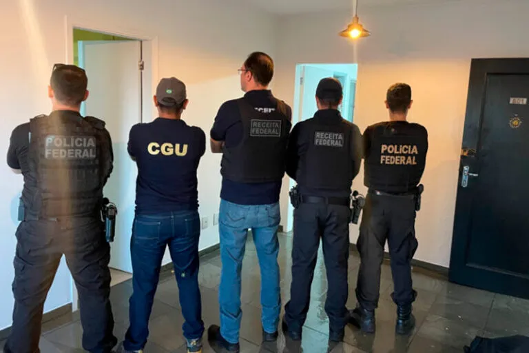 Operação da PF mira empresários e servidores da Educação de MS por fraudes em contratos de mais de R$ 20 milhões