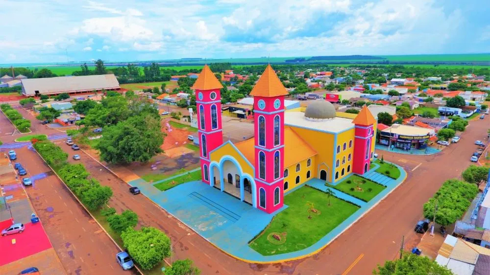 Professor e radialista lançam livro sobre a história de Chapadão do Céu