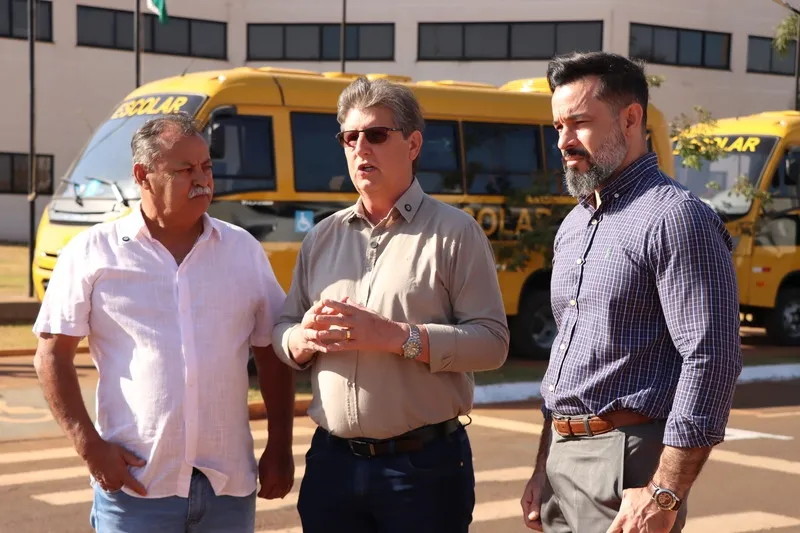 Prefeitura entrega ônibus escolares 0 km para alunos da zona rural com ar-condicionado e Wi-Fi