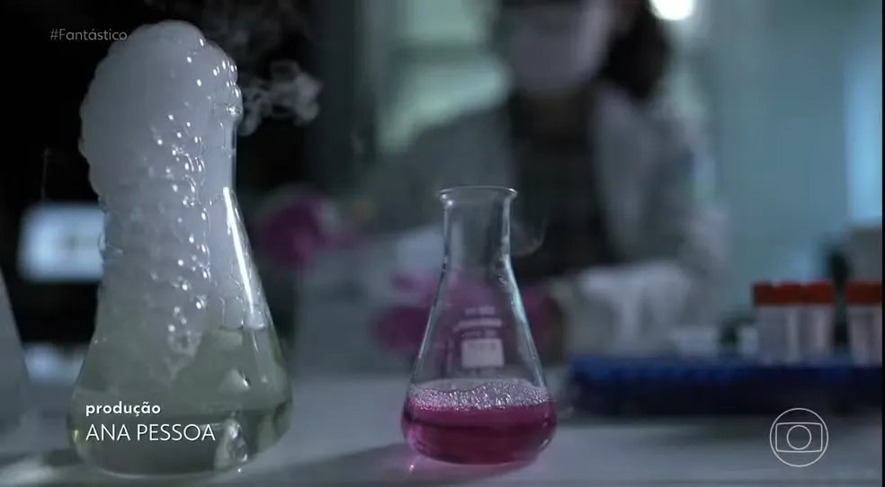 Jovem relata cegueira temporária após beber gin com metanol em SP; amigo segue em coma