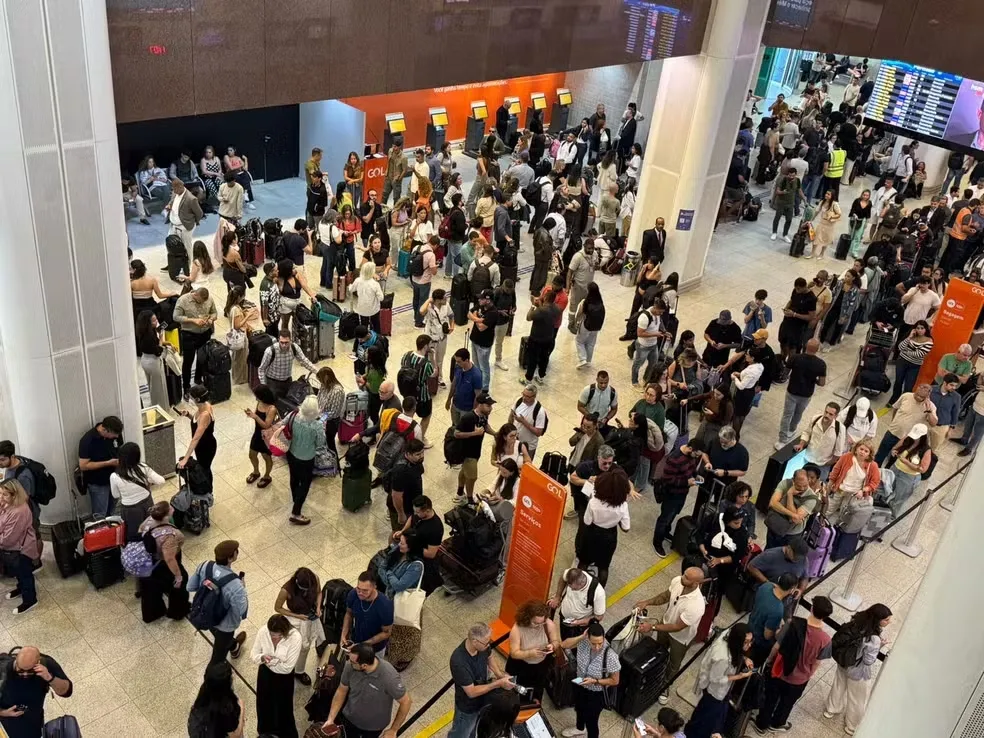 Aeroporto Santos Dumont suspende operações por óleo na pista; com 137 voos cancelados, passageiros lotam terminal