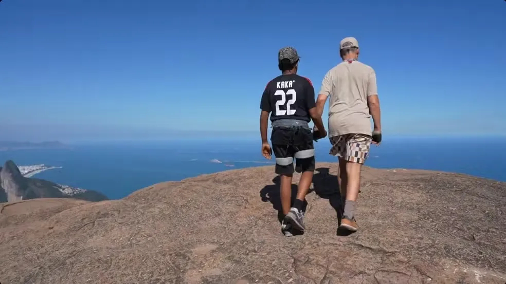 De quase tetraplégico a alpinista: 17 anos depois de acidente, marido de Regina Casé escala a Pedra da Gávea