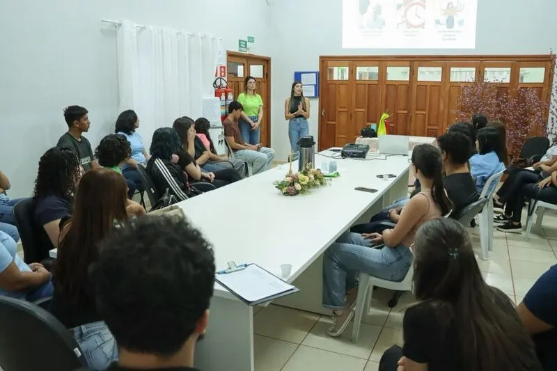 Capacitação aprimora atendimento e relações interpessoais de estagiários recepcionistas da Prefeitura