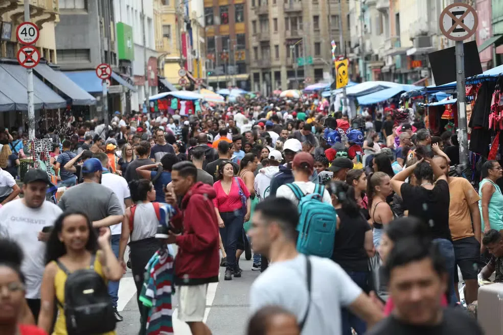 Mais de um terço dos trabalhadores do país recebe até um salário mínimo, diz IBGE