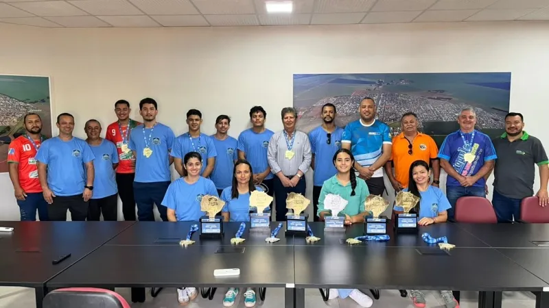 Prefeito Walter Schlatter recebe atletas e professores campeões do JAMS 2025