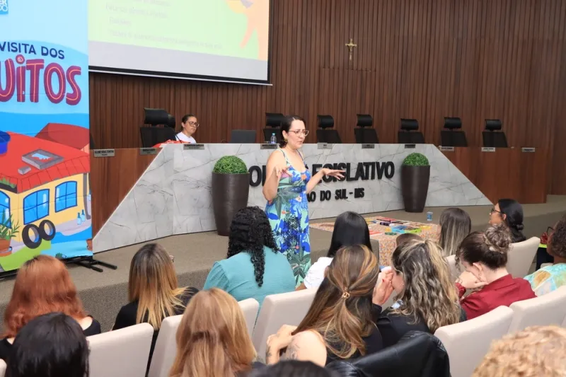 Professores participam de formação sobre material paradidático voltado à conscientização e combate à dengue