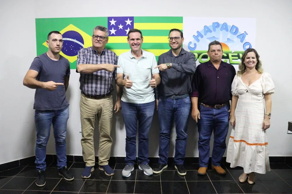 Prefeito Vinicius Terin e vice Dr. Paulinho recebem Lisauer Vieira em Chapadão do Céu