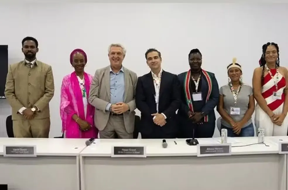 Alfonso Herrera, o Miguel de 'Rebelde', volta ao Brasil após quase 20 anos para representar refugiados na COP30