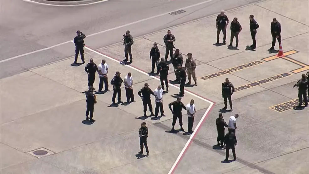 Sete chefes do tráfico do Comando Vermelho são transferidos para presídios federais após megaoperação no Rio