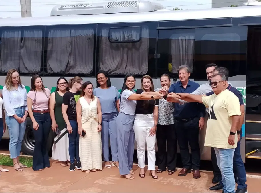 Prefeito Walter entrega ônibus para a Saúde por meio de emenda impositiva de vereadores
