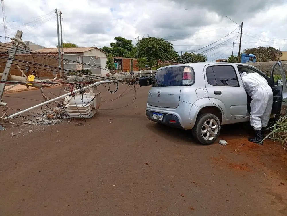 Veículo bate em poste e motorista fica presa em Chapadão do Céu