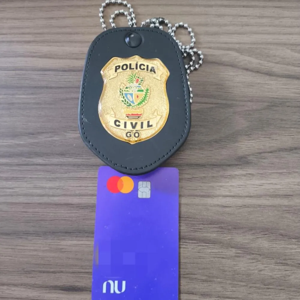 A Polícia Civil de Goiás, por meio da Subdelegacia de Chapadão do Céu, efetuou a prisão de um homem pela utilização indevida de cartão bancário extraviado, fato que ocasionou prejuízo financeiro à vítima.