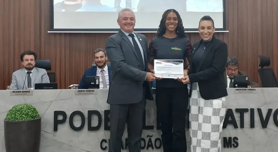 Vereadores Emerson e Andréia concederam Moção de Aplauso a atleta de fisiculturismo