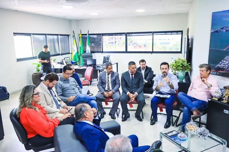 Prefeito recebe vereadores para debate de pautas relacionadas aos professores