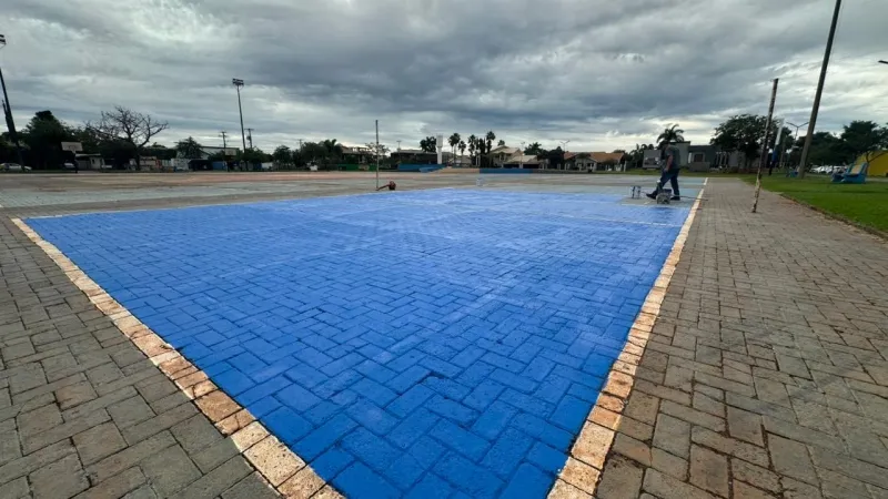 Prefeitura faz melhorias na pintura das quadras na Praça de Eventos