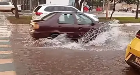 Chuva forte em Chapadão do Céu alaga casas e causa preocupação na população