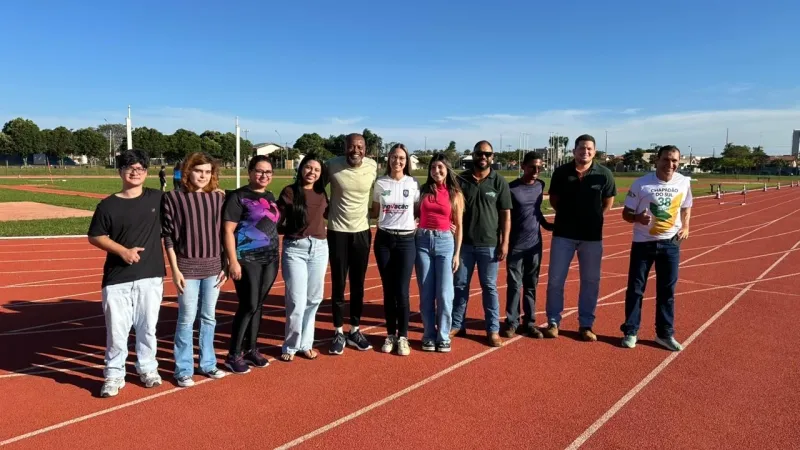 Chapadão do Sul recebe lenda do atletismo brasileiro Zequinha Barbosa em tarde de inspiração e aprendizado