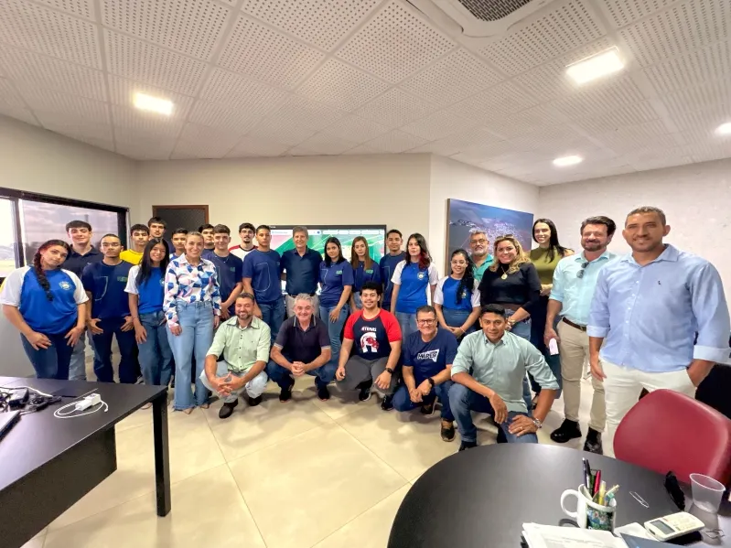 Alunos do projeto “Câmara Vai à Escola” conhecem Paço Municipal e visitam gabinete do prefeito Walter Schlatter