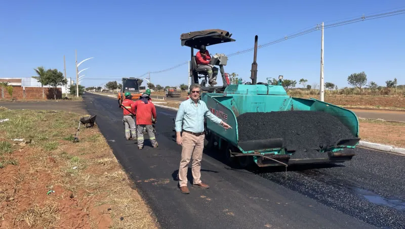 Prefeito acompanha recapeamento de ruas e pede compreensão da população durante execução das obras em Chapadão do Sul